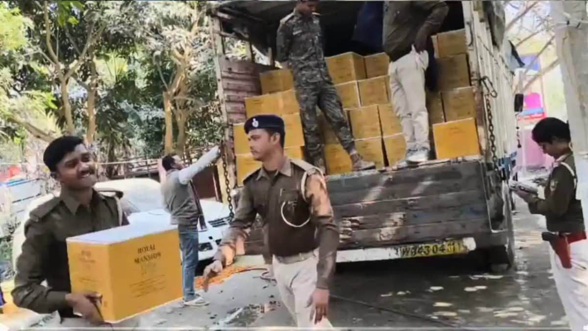 Bihar Crime: शराब तस्करी का काला खेल बेनकाब, हादसे की आड़ मे Bihar Crime: शराब तस्करी का काला खेल बेनकाब, हादसे की आड़ मे