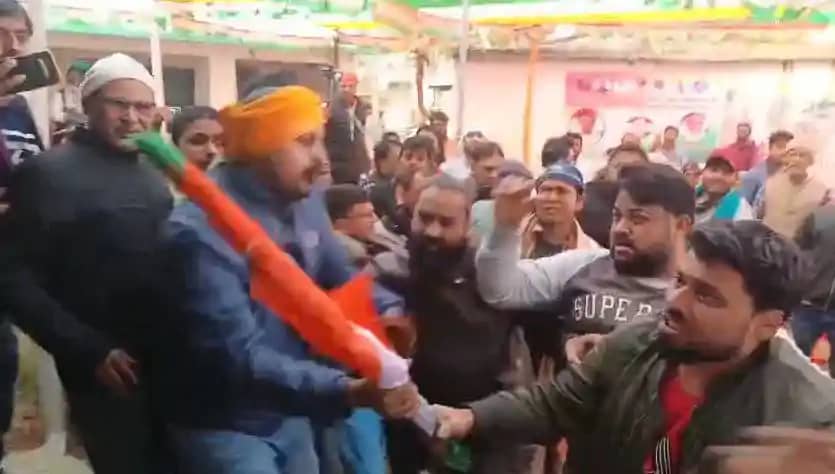 कांग्रेस की बैठक बनी अखाड़ा: प्रदेश अध्यक्ष के सामने चले लात कांग्रेस की बैठक बनी अखाड़ा: प्रदेश अध्यक्ष के सामने चले लात