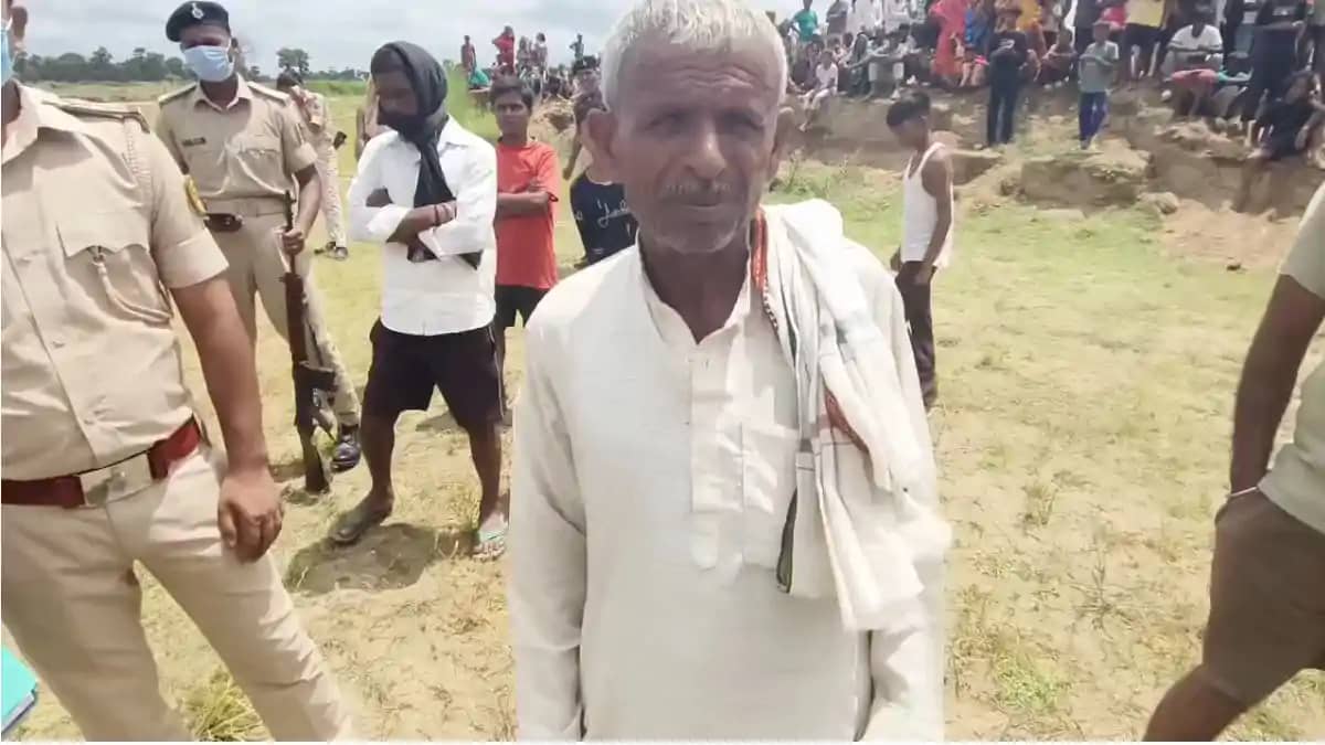 नदी में बालू के नीचे दबी मिली विवाहिता की लाश, कुत्तों के बा नदी में बालू के नीचे दबी मिली विवाहिता की लाश, कुत्तों के बा