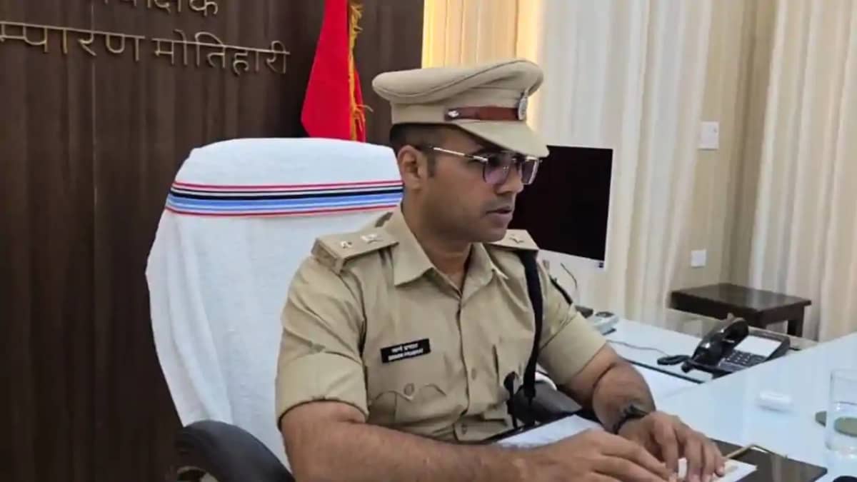 Bihar News : मोतीहारी एसपी की बड़ी कार्रवाई, घूसखोरी और धमकी Bihar News : मोतीहारी एसपी की बड़ी कार्रवाई, घूसखोरी और धमकी