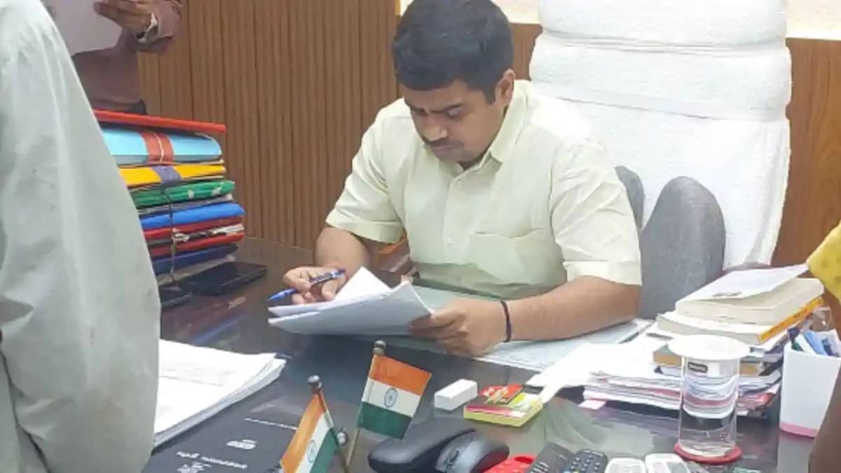 जन संवाद में डीएम ने सुनीं लोगों की समस्याएं, त्वरित कार्रवा जन संवाद में डीएम ने सुनीं लोगों की समस्याएं, त्वरित कार्रवा