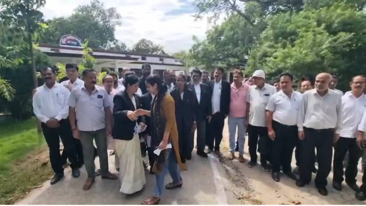 Bihar News : भोजपुर एसपी कार्यालय में अचानक सैकड़ों की संख्या Bihar News : भोजपुर एसपी कार्यालय में अचानक सैकड़ों की संख्या