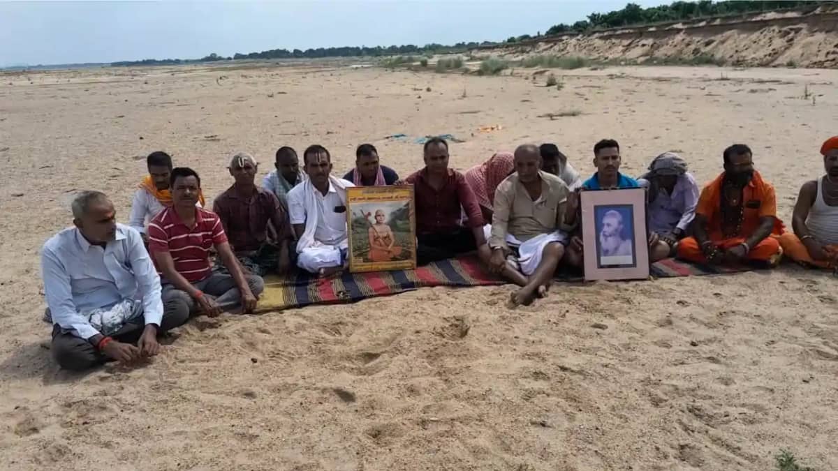 Bihar News : गया में फल्गु नदी के बीच किसानों ने दिया धरना, Bihar News : गया में फल्गु नदी के बीच किसानों ने दिया धरना,