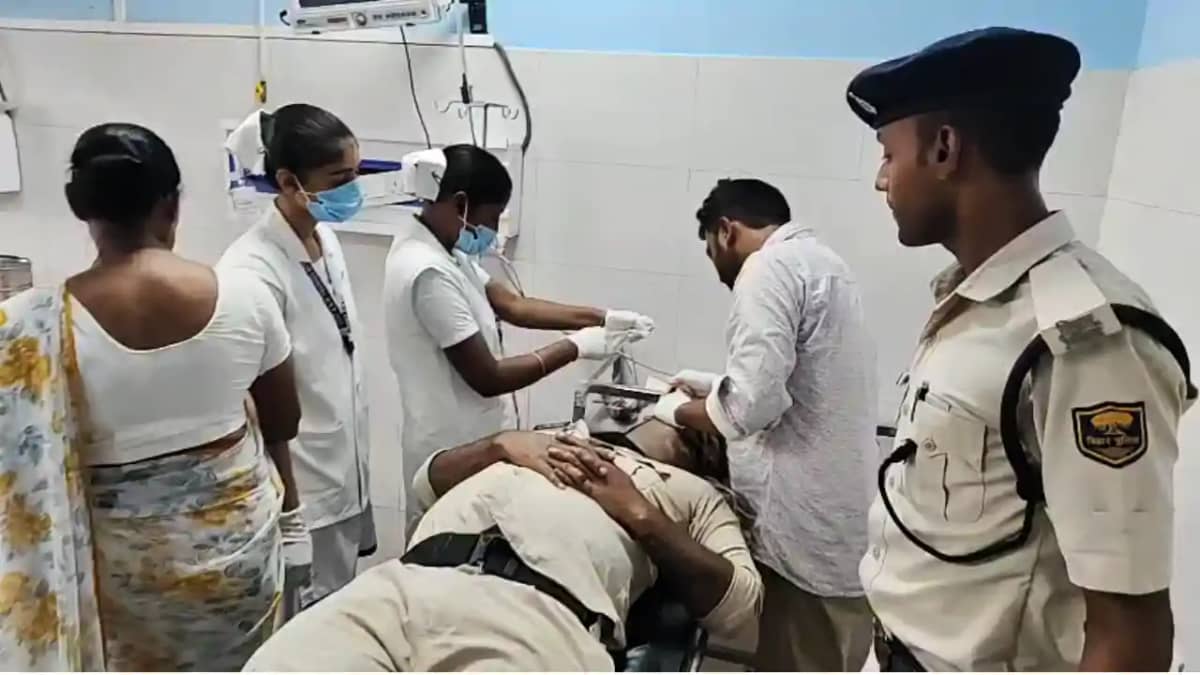 Bihar News : आरा में दबंग ऑटो चालकों की गुंडागर्दी, ड्यूटी प Bihar News : आरा में दबंग ऑटो चालकों की गुंडागर्दी, ड्यूटी प