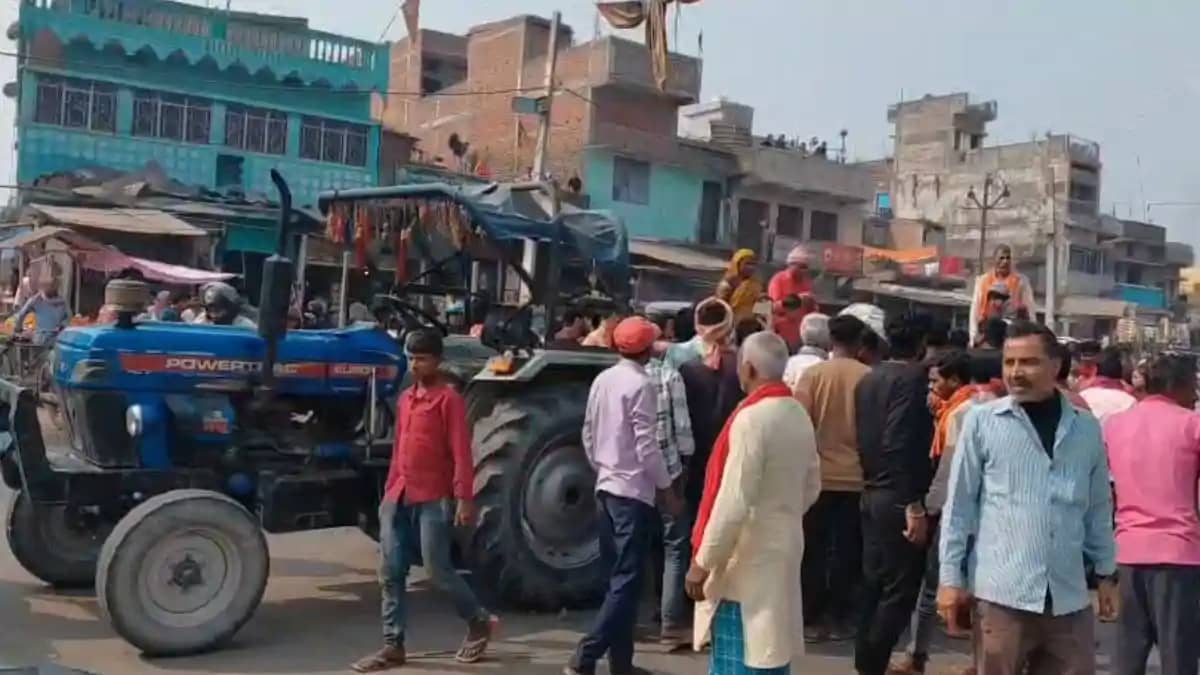 सिलेंडर विस्फोट में घायल महिला की मौत के बाद एनएच 727 पर प्र सिलेंडर विस्फोट में घायल महिला की मौत के बाद एनएच 727 पर प्र