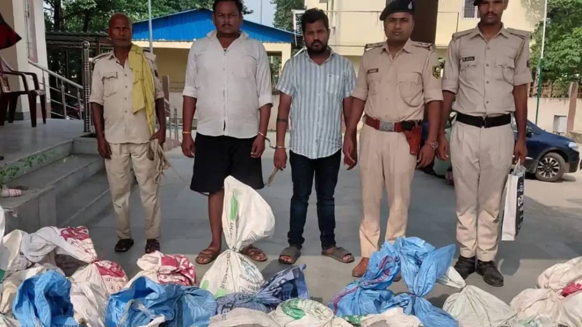 Bihar News : भोजपुर पुलिस ने 29 बोरियों में भरे पांच रुपये क Bihar News : भोजपुर पुलिस ने 29 बोरियों में भरे पांच रुपये क