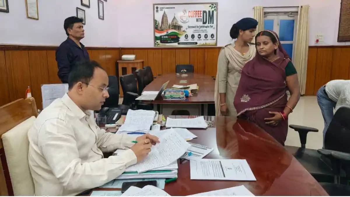 डीएम ने जनता दरबार में सुनीं आमजनों की समस्याएं, कई मामलों क डीएम ने जनता दरबार में सुनीं आमजनों की समस्याएं, कई मामलों क