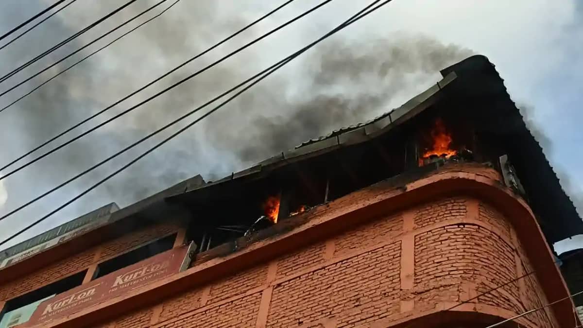 Bihar News : कॉटन धुनाई की मशीन फटने से गोदाम में लगी भीषण आ Bihar News : कॉटन धुनाई की मशीन फटने से गोदाम में लगी भीषण आ