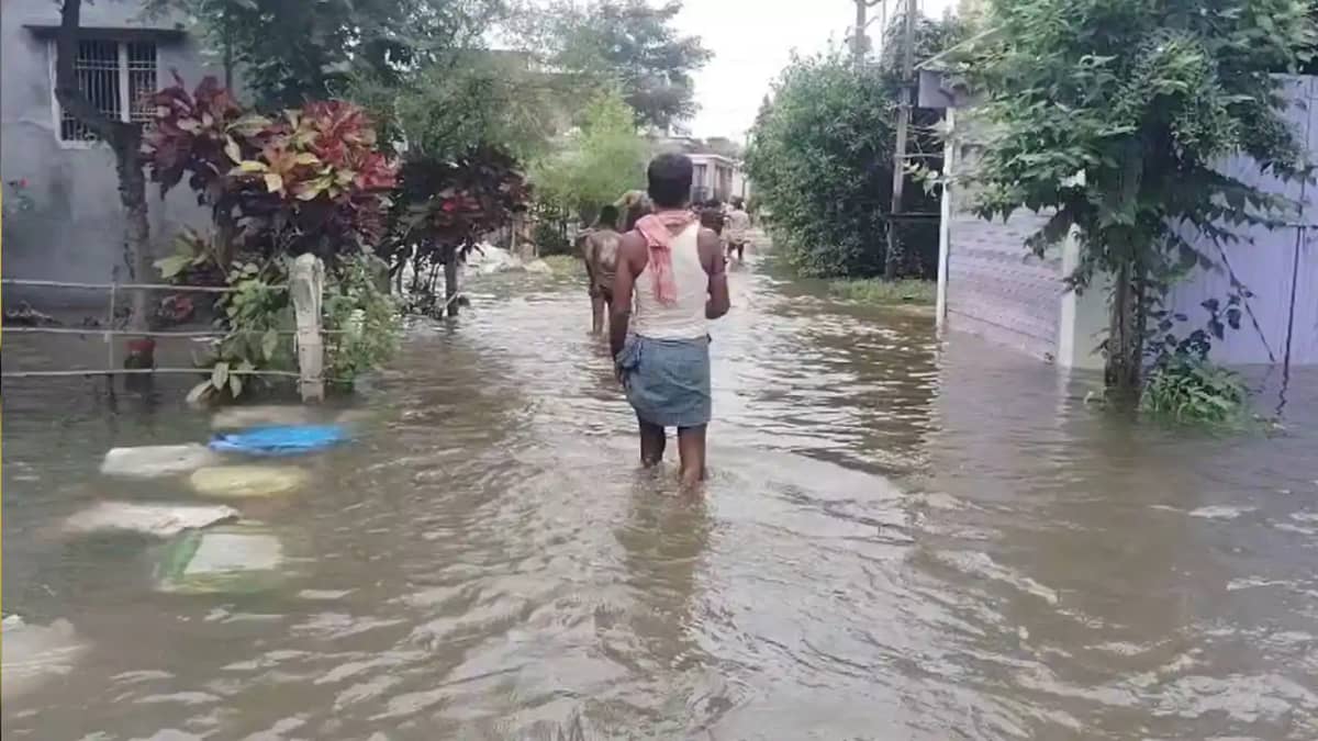 Bihar Flood: गंडक का रिंग बांध टूटा, सैकड़ों घरों में घुसा ब Bihar Flood: गंडक का रिंग बांध टूटा, सैकड़ों घरों में घुसा ब