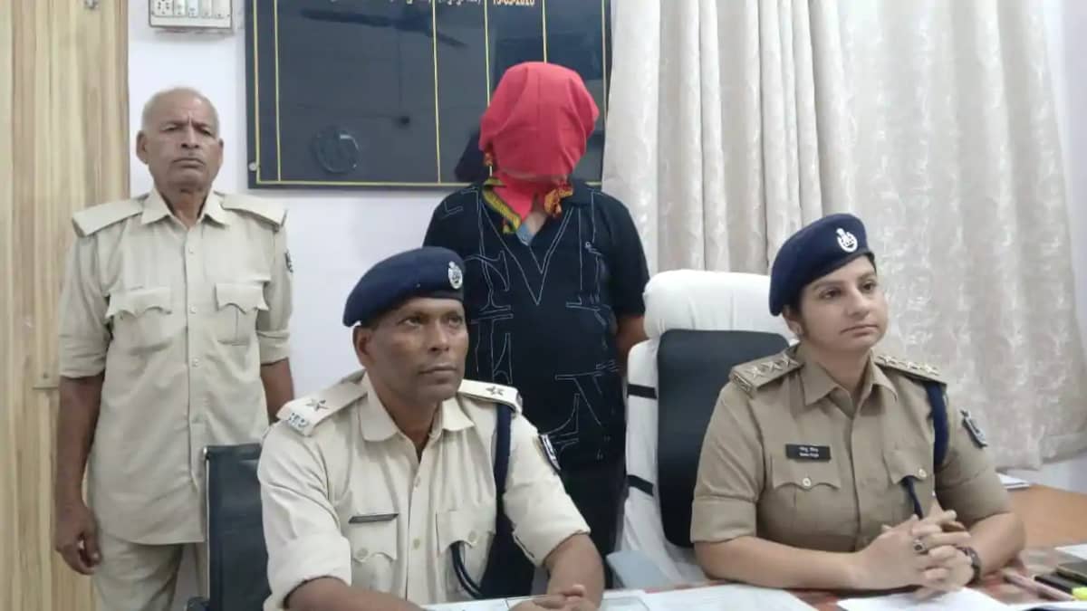 Bihar News : भभुआ से पकड़ाया साइबर फ्रॉड का मुख्य आरोपी, बैं Bihar News : भभुआ से पकड़ाया साइबर फ्रॉड का मुख्य आरोपी, बैं