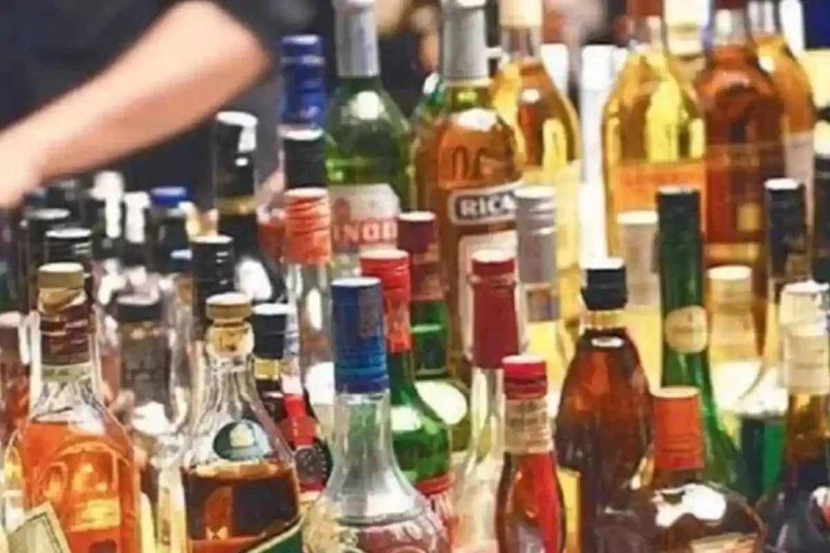 Bihar News: रात के अंधेरे में चल रहा था शराब का खेल, चेकपोस् Bihar News: रात के अंधेरे में चल रहा था शराब का खेल, चेकपोस्