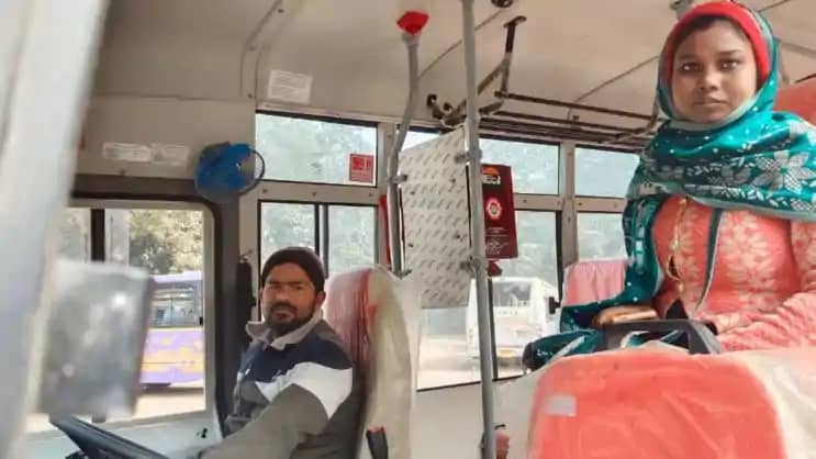 सरकारी बस पर 'प्राइवेट' गुंडागर्दी: पिंक बस की महिला कंडक्टर सरकारी बस पर 'प्राइवेट' गुंडागर्दी: पिंक बस की महिला कंडक्टर