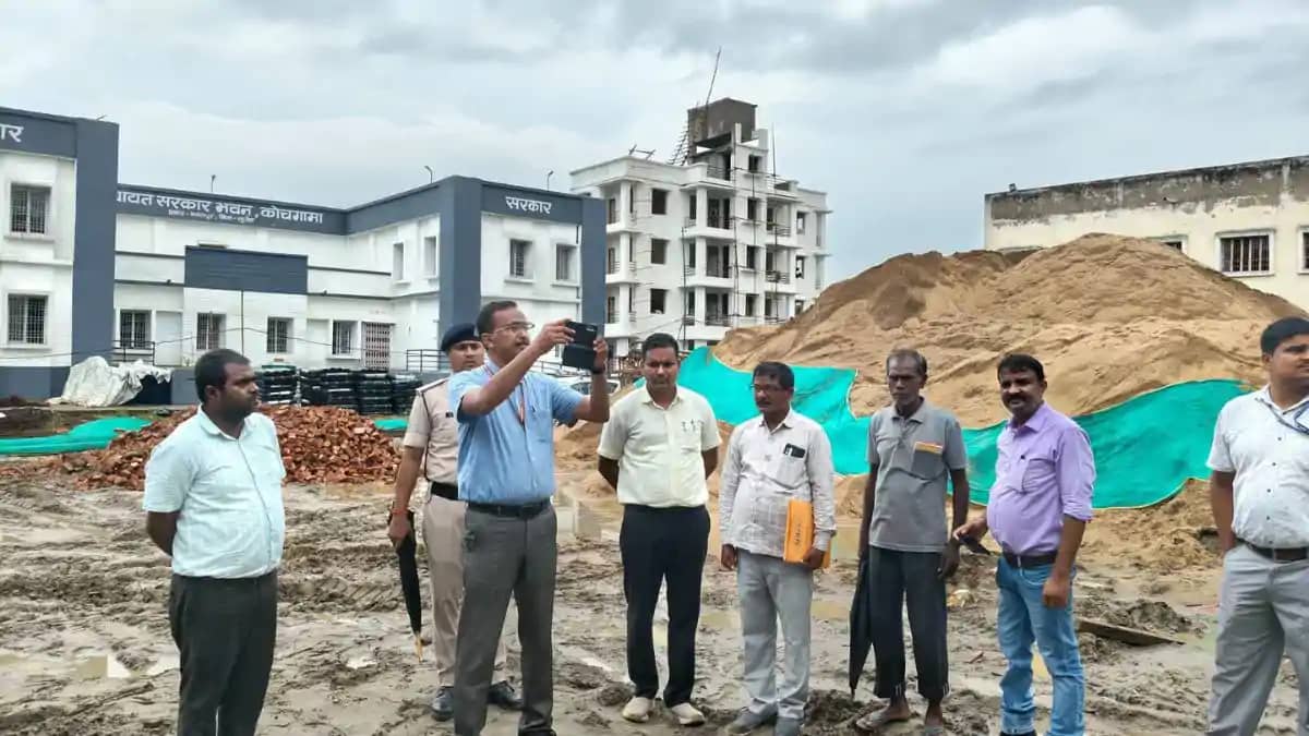 निर्माणाधीन अल्पसंख्यक आवासीय विद्यालय का सचिव ने किया निरीक निर्माणाधीन अल्पसंख्यक आवासीय विद्यालय का सचिव ने किया निरीक