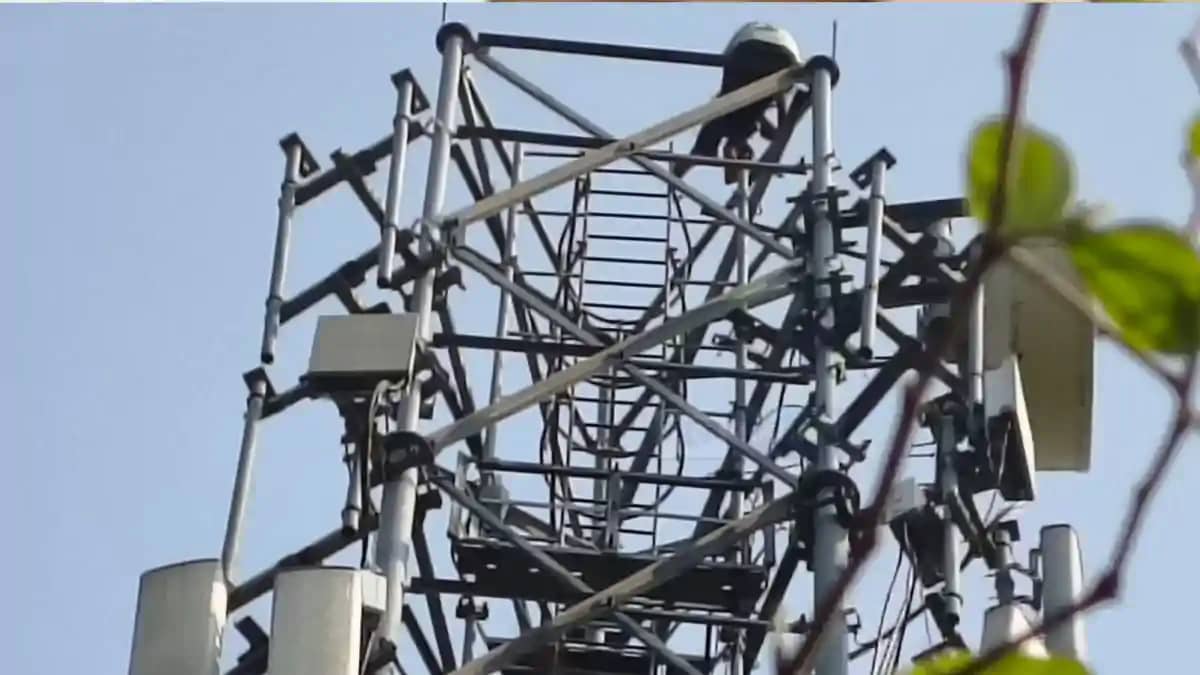 UP Woman Climbs Mobile Tower After Lover Refuses to Meet UP Woman Climbs Mobile Tower After Lover Refuses to Meet