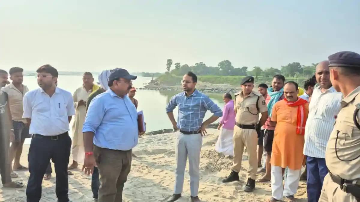 Bihar News : सारण DM ने किया सबलपुर का औचक निरीक्षण, मानसून Bihar News : सारण DM ने किया सबलपुर का औचक निरीक्षण, मानसून