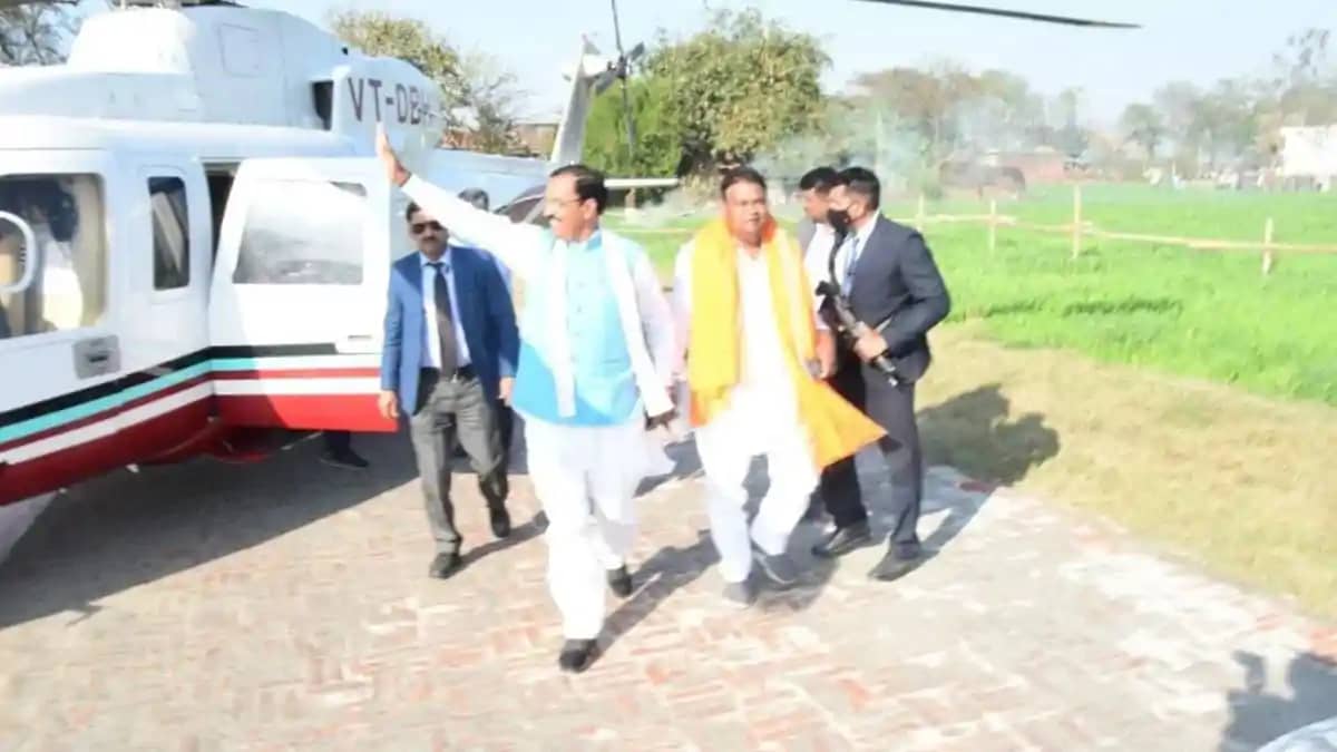 हवा में डिप्टी सीएम का चॉपर बना धुआं-धुआं! कराई गई इमरजेंसी हवा में डिप्टी सीएम का चॉपर बना धुआं-धुआं! कराई गई इमरजेंसी