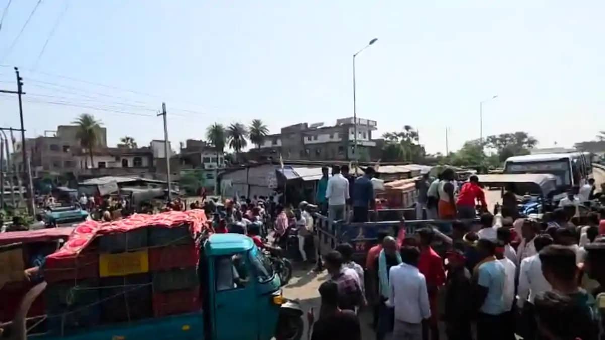 Bihar News : बेगूसराय में बारात से लौट रहे युवकों की बाइक गड Bihar News : बेगूसराय में बारात से लौट रहे युवकों की बाइक गड