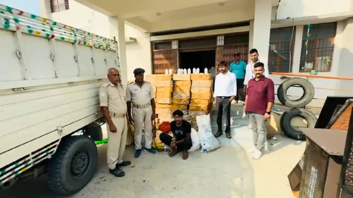Bihar News : गोपालगंज में पिकअप पर लोड 15 लाख की शराब पुलिस Bihar News : गोपालगंज में पिकअप पर लोड 15 लाख की शराब पुलिस