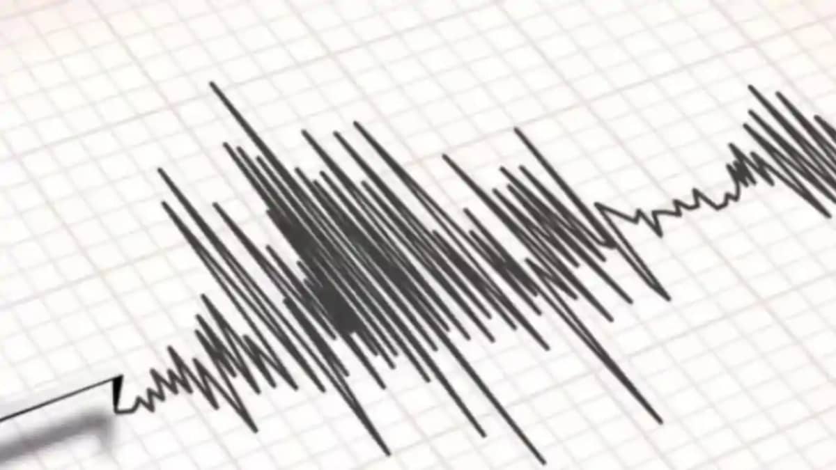 Earthquake: देर रात कांपी धरती, भूकंप के झटकों से कांपा उत्त Earthquake: देर रात कांपी धरती, भूकंप के झटकों से कांपा उत्त