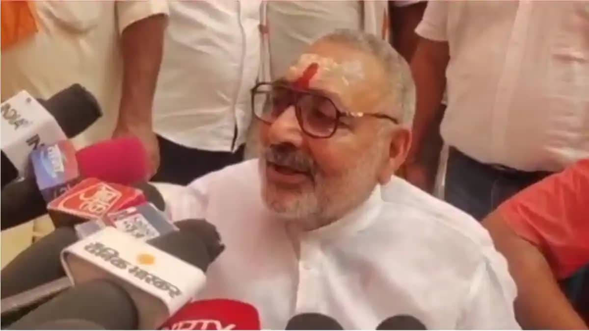 गिरिराज सिंह का विपक्ष पर तीखा हमला: बोले—‘कौवा कान ले गया’ गिरिराज सिंह का विपक्ष पर तीखा हमला: बोले—‘कौवा कान ले गया’