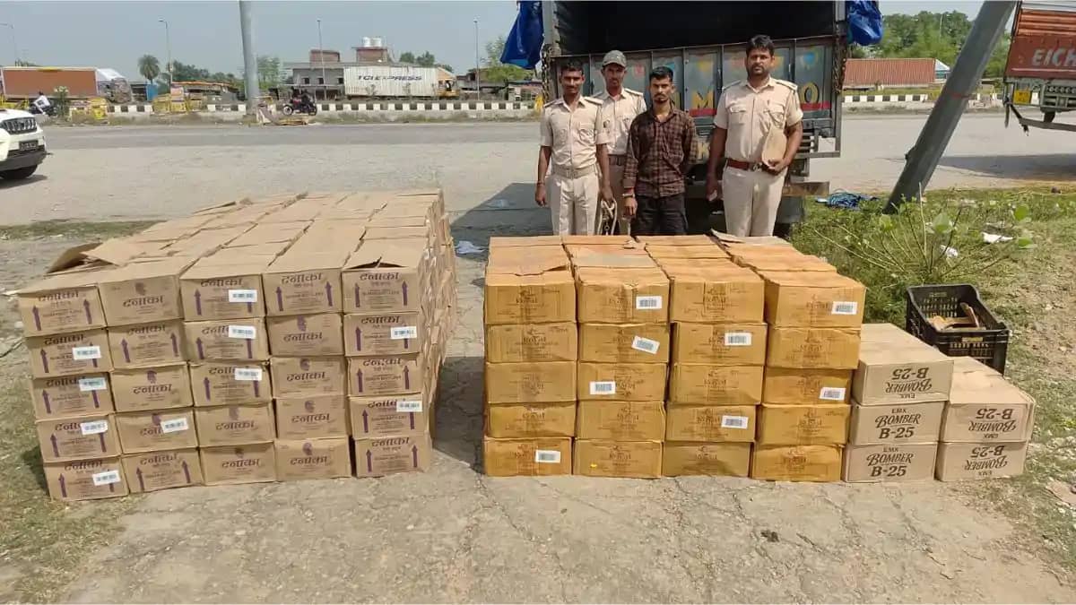 गया में अवैध देशी शराब की बड़ी खेप बरामद, झारखंड का चालक गिर गया में अवैध देशी शराब की बड़ी खेप बरामद, झारखंड का चालक गिर