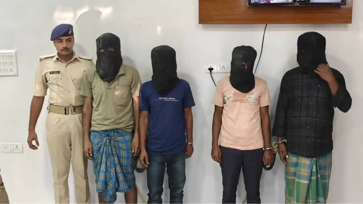Bihar News : मधुबनी में फर्जी पासपोर्ट और अवैध वीजा गिरोह का Bihar News : मधुबनी में फर्जी पासपोर्ट और अवैध वीजा गिरोह का