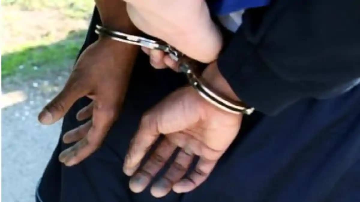 Bihar News : खगड़िया पुलिस को मिली बड़ी कामयाबी, हथियार और जिन Bihar News : खगड़िया पुलिस को मिली बड़ी कामयाबी, हथियार और जिन