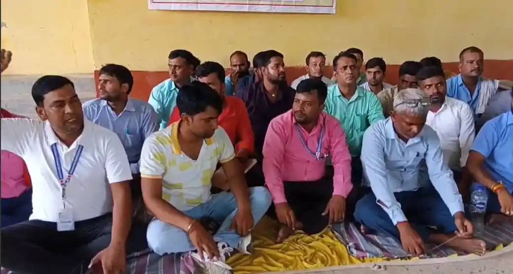 Bihar news - 9 महीने से नहीं मिला वेतन, आर्थिक तंगी से जूझ र Bihar news - 9 महीने से नहीं मिला वेतन, आर्थिक तंगी से जूझ र