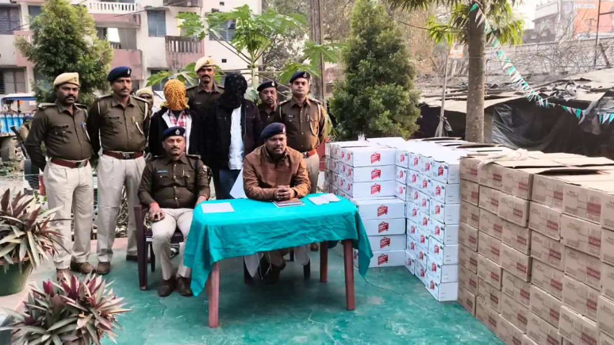 Banka News : बांका में डाक पार्सल वाहन से लाखों की विदेशी शर Banka News : बांका में डाक पार्सल वाहन से लाखों की विदेशी शर