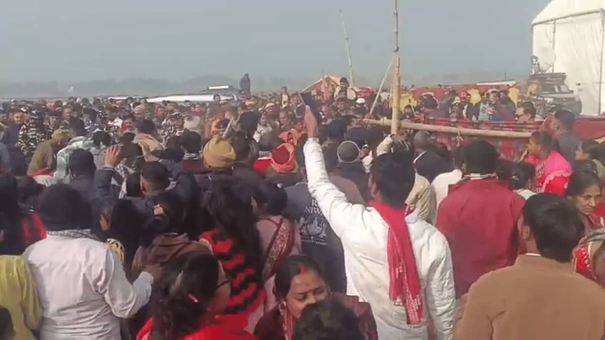 भक्ति के महाकुंभ में भारी बवाल! अनिरुद्धाचार्य की कथा में 'V भक्ति के महाकुंभ में भारी बवाल! अनिरुद्धाचार्य की कथा में 'V