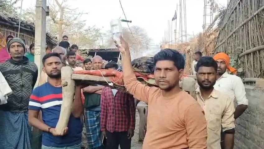 खटिया पर सुशासन की अर्थी! भागलपुर में 20 KM तक मरीज को खाट प खटिया पर सुशासन की अर्थी! भागलपुर में 20 KM तक मरीज को खाट प