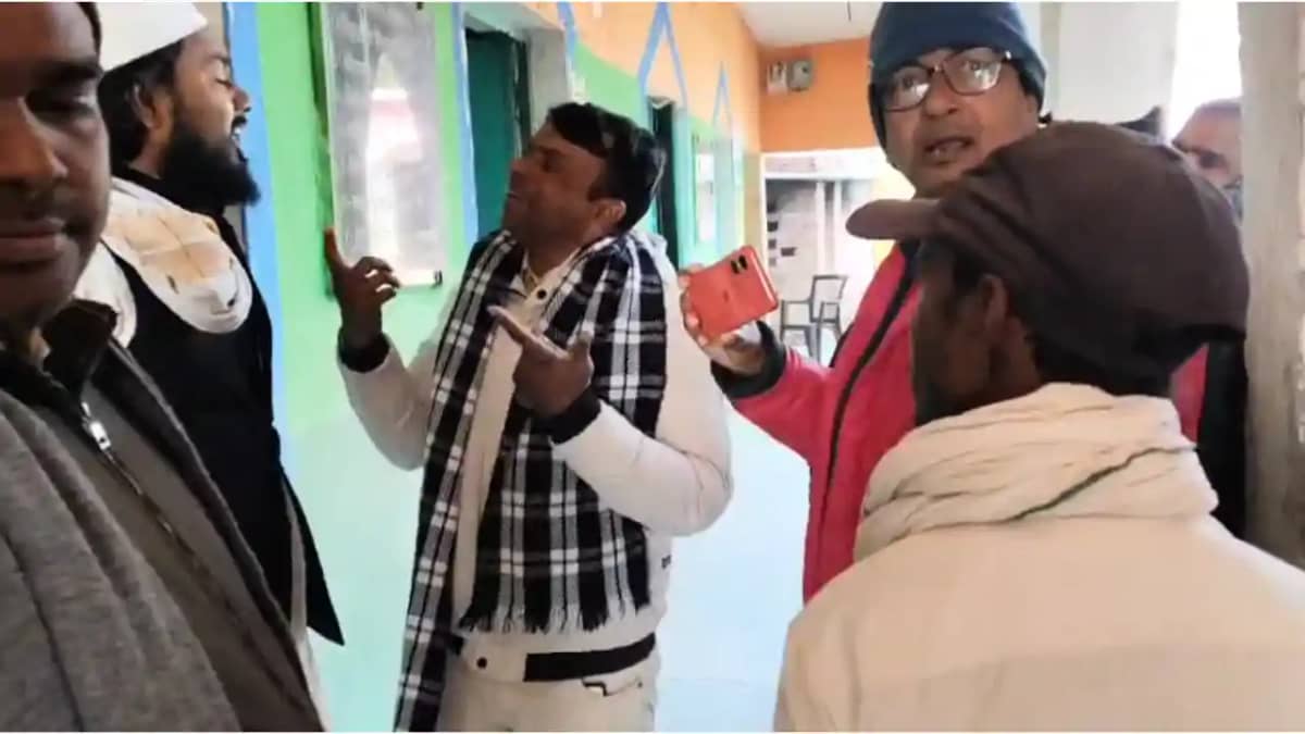 Bihar News : गुरुजी की गुंडागर्दी! स्कूल में चल रहा था 'मछली Bihar News : गुरुजी की गुंडागर्दी! स्कूल में चल रहा था 'मछली
