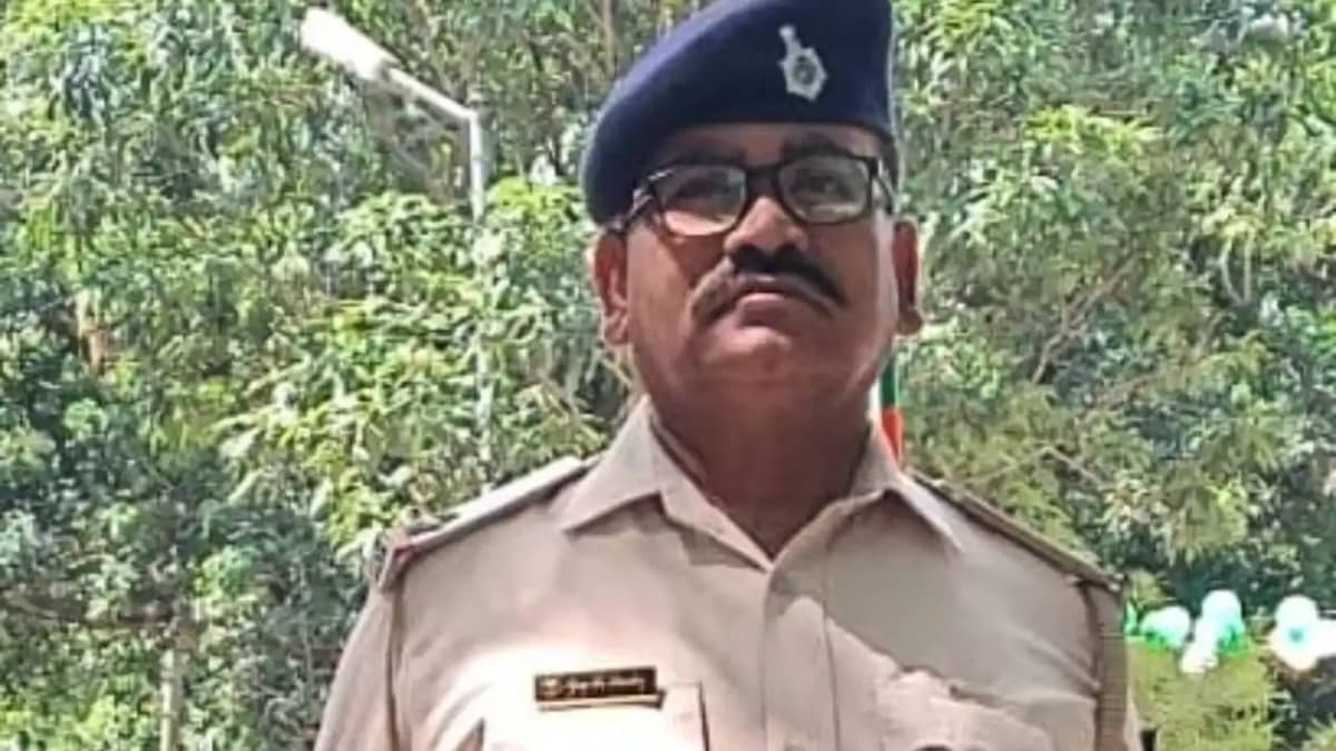 Bihar News : बगहा में ड्यूटी के दौरान एएसआई अजय पांडेय का दि Bihar News : बगहा में ड्यूटी के दौरान एएसआई अजय पांडेय का दि