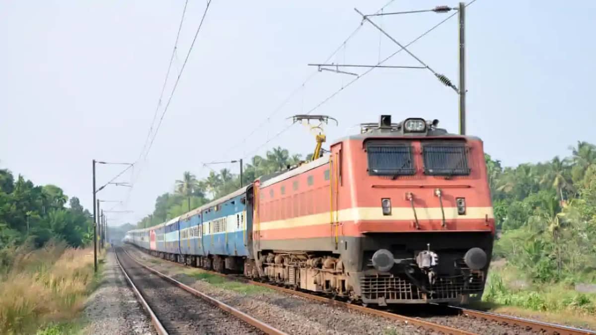 Railway News : ट्रेन में सिगरेट सुलगाना पड़ेगा महंगा, पूर्व Railway News : ट्रेन में सिगरेट सुलगाना पड़ेगा महंगा, पूर्व