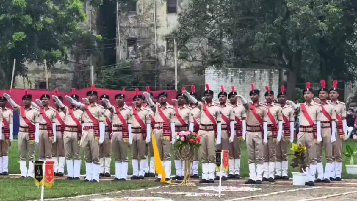 Bihar News : कटिहार पुलिस लाइन में गूंजी तालियां, 237 प्रशिक Bihar News : कटिहार पुलिस लाइन में गूंजी तालियां, 237 प्रशिक