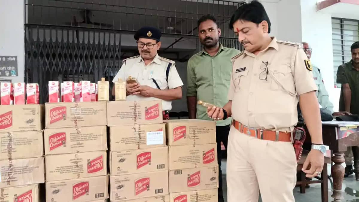 Bihar News : मुजफ्फरपुर में 'गेरुआ वस्त्र' की आड़ में शराब क Bihar News : मुजफ्फरपुर में 'गेरुआ वस्त्र' की आड़ में शराब क