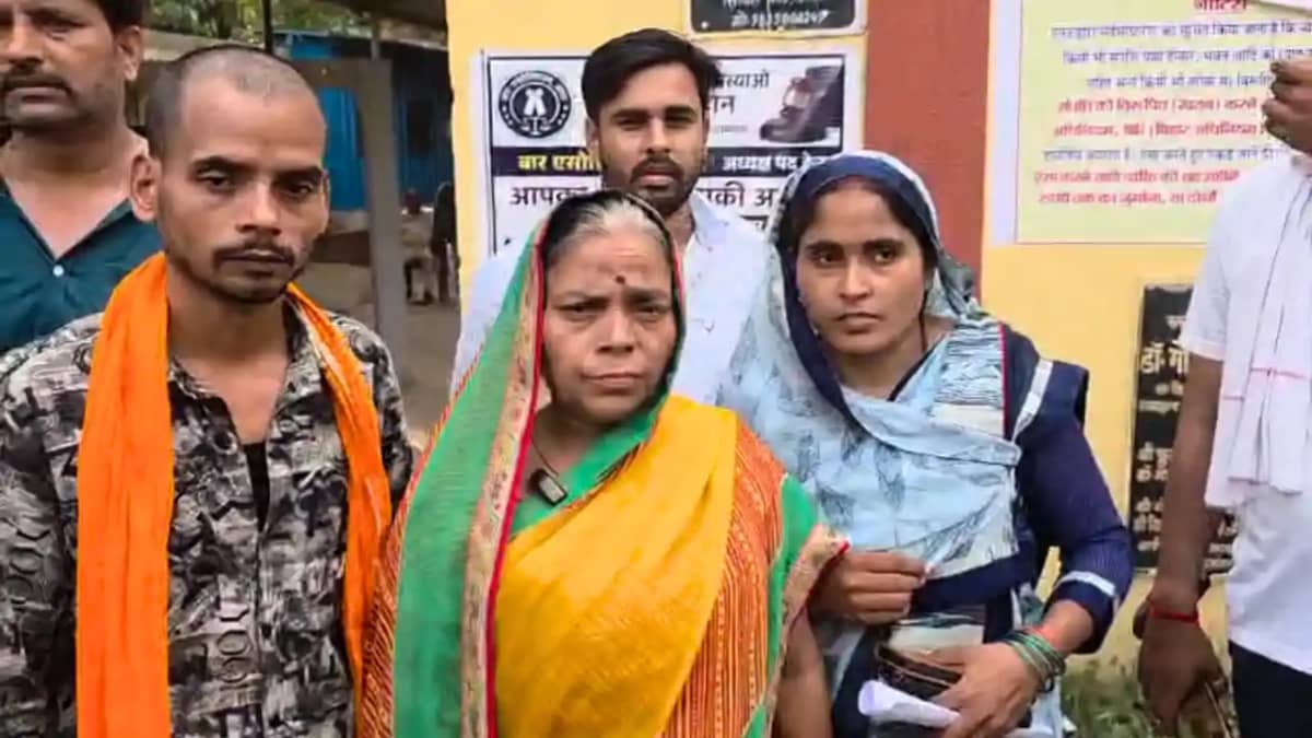 Bihar News : भरत तिवारी एनकाउंटर मामला, आरा कोर्ट में परिजनो Bihar News : भरत तिवारी एनकाउंटर मामला, आरा कोर्ट में परिजनो