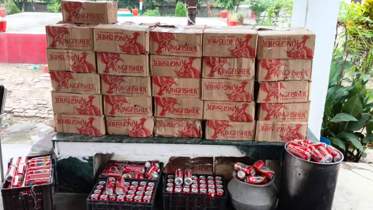 Bihar Crime : मुजफ्फरपुर में पुलिस के खौफ से गड्ढे में पलटी Bihar Crime : मुजफ्फरपुर में पुलिस के खौफ से गड्ढे में पलटी