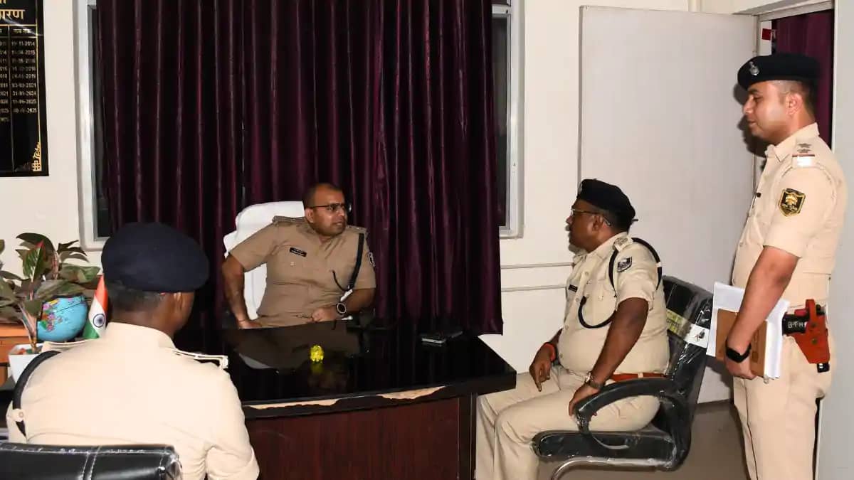 Bihar News : बेतिया में आधी रात को थानों के औचक निरीक्षण में Bihar News : बेतिया में आधी रात को थानों के औचक निरीक्षण में