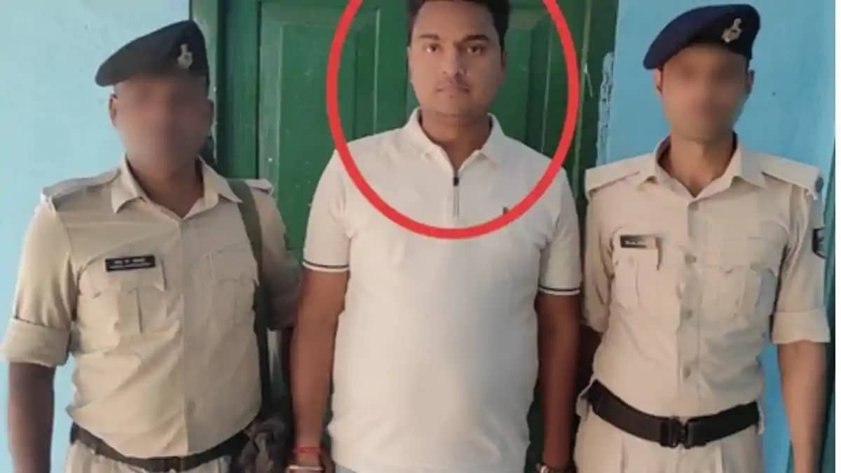 वेतन भुगतान के बदले 37 हजार घूस ले रहा था स्वास्थ्य केंद्र क वेतन भुगतान के बदले 37 हजार घूस ले रहा था स्वास्थ्य केंद्र क