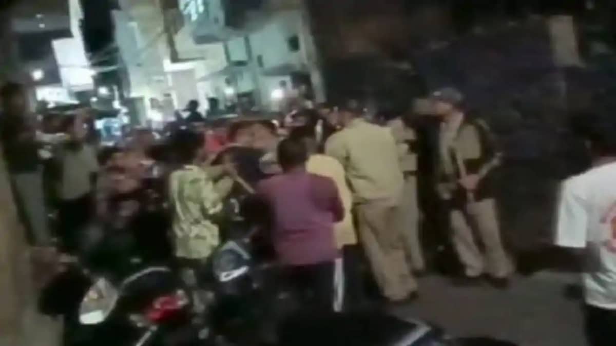 युवक और तीन युवतियां आपत्तिजनक हालत में मिले,लॉज में हंगामा युवक और तीन युवतियां आपत्तिजनक हालत में मिले,लॉज में हंगामा
