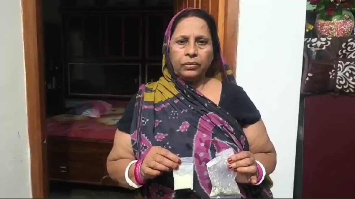 Bihar News : गहने साफ़ करने के नाम पर शातिर ठगों ने सोने की च Bihar News : गहने साफ़ करने के नाम पर शातिर ठगों ने सोने की च