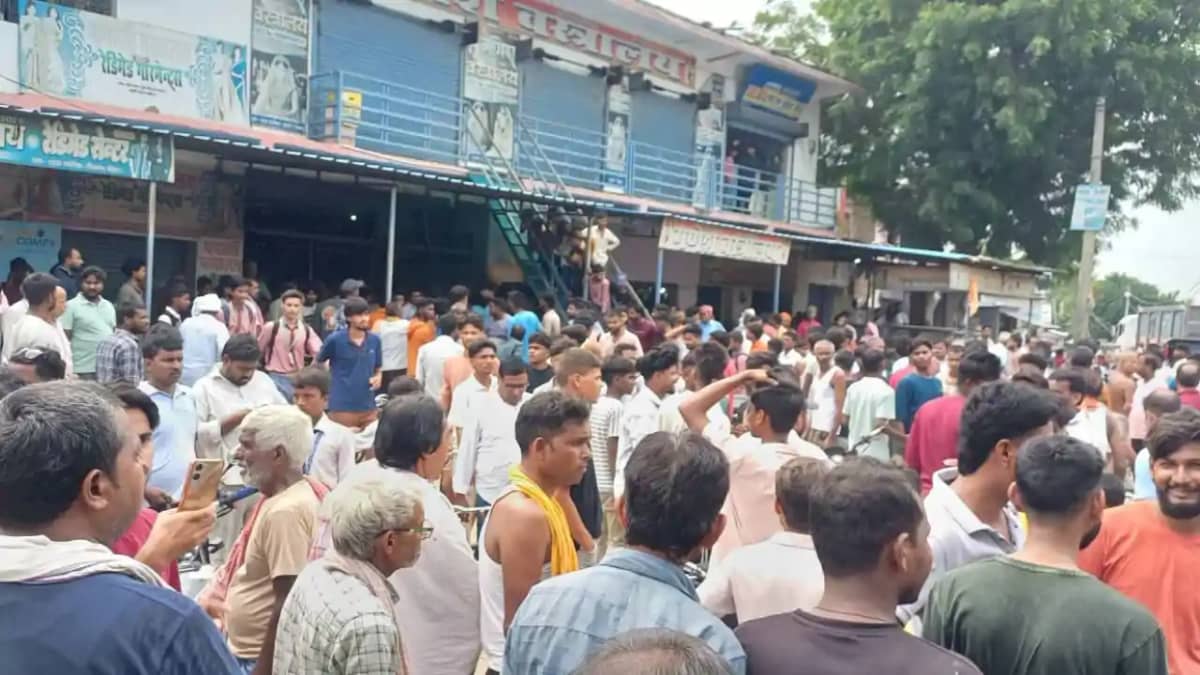 Bihar Crime : सिवान में दिनदहाड़े बदमाशों ने ज्वेलर्स की दुक Bihar Crime : सिवान में दिनदहाड़े बदमाशों ने ज्वेलर्स की दुक