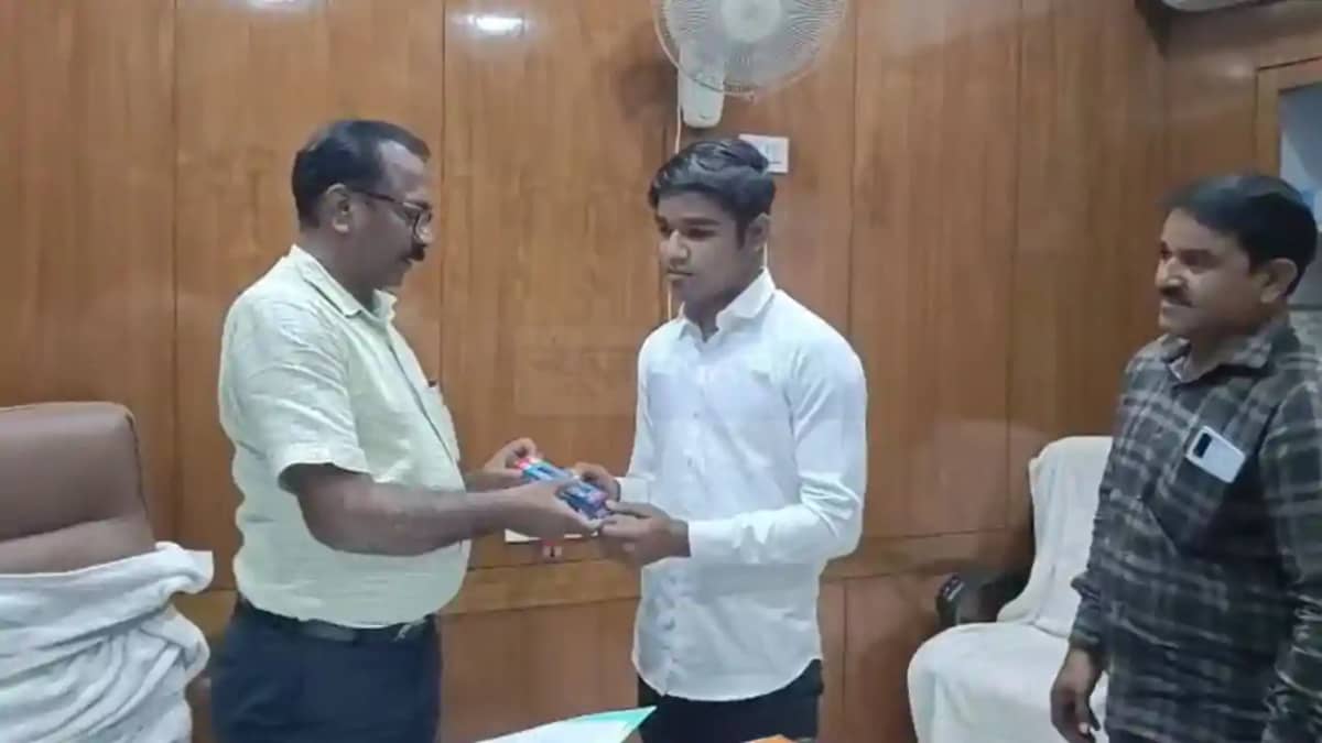 Blind Prashant scores 80 Percent Blind Prashant scores 80 Percent