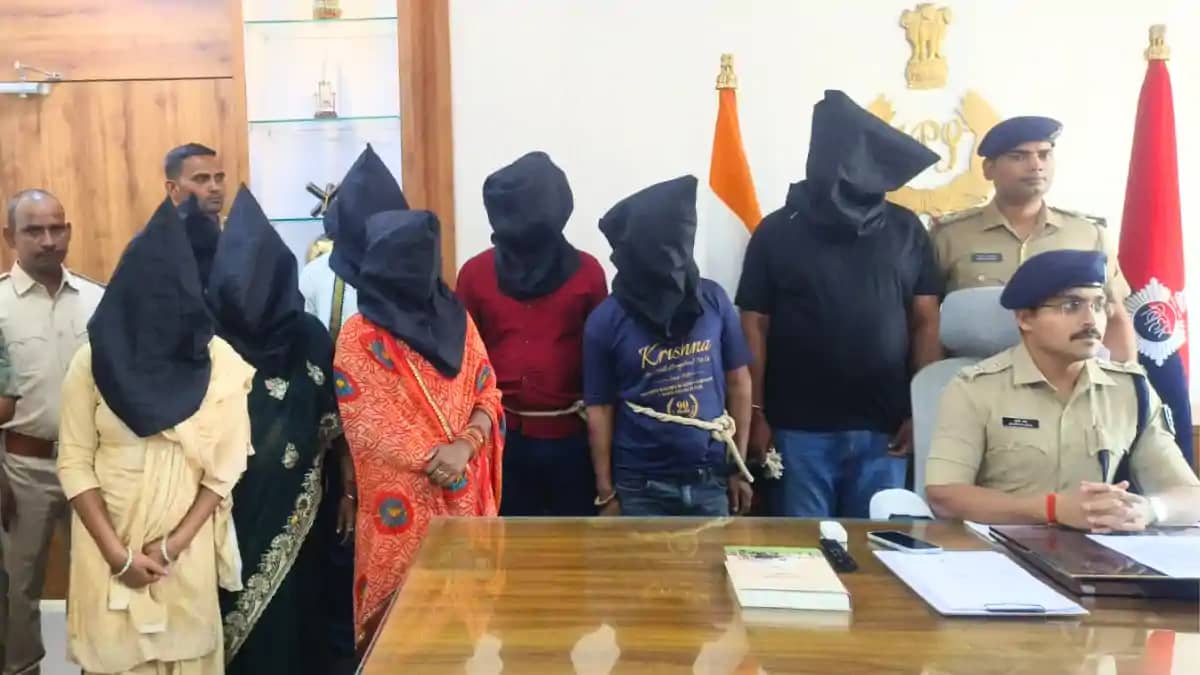 Bihar News : बक्सर में लुटेरी दुल्हन गिरोह का पर्दाफाश, शादी Bihar News : बक्सर में लुटेरी दुल्हन गिरोह का पर्दाफाश, शादी