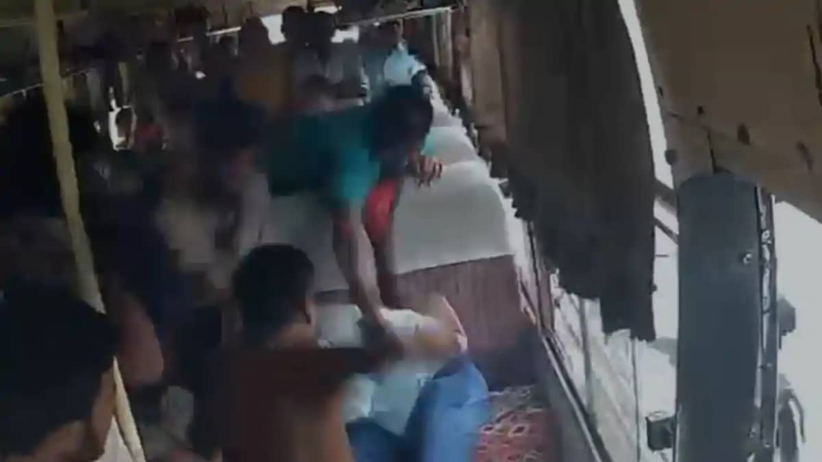 Bihar Crime: 10 रुपए के टशन में बस कंडक्टर को सड़क पर दी ताल Bihar Crime: 10 रुपए के टशन में बस कंडक्टर को सड़क पर दी ताल