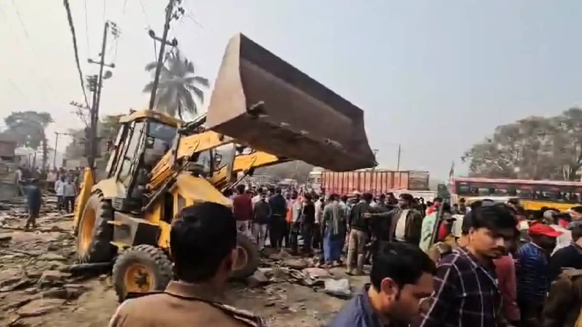 Bihar News : कटिहार में सैकड़ों दुकानों पर चला प्रशासन का बुल Bihar News : कटिहार में सैकड़ों दुकानों पर चला प्रशासन का बुल