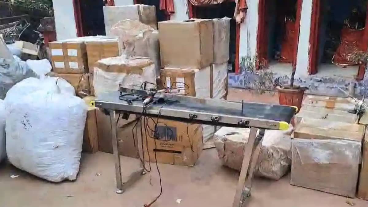 Bihar News : मुंगेर पुलिस ने मिनी सिगरेट फैक्ट्री का किया उद Bihar News : मुंगेर पुलिस ने मिनी सिगरेट फैक्ट्री का किया उद