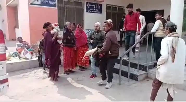 परीक्षा देने जा रही छात्राओं की ऑटो और कार में भीषण टक्कर, 8 परीक्षा देने जा रही छात्राओं की ऑटो और कार में भीषण टक्कर, 8