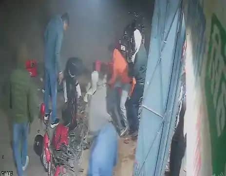 पैसे मांगने पर भड़के दबंग, दुकानदार को चाकू से गोदा, वारदात पैसे मांगने पर भड़के दबंग, दुकानदार को चाकू से गोदा, वारदात